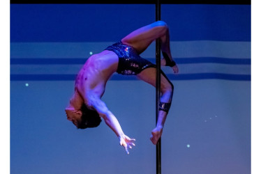 Juan Martín Cordón combina sus estudios en Administración de Empresas con las clases en su academia, Marchenko Pole Studio, en Manizales.