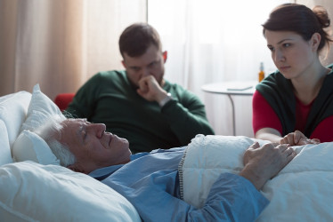 Si alguien muere en casa debe contactarse a la EPS o al médico tratante para certificar la muerte. Si hay indicios de violencia, se debe avisar a la Policía. Autoridades locales pueden apoyar si no hay EPS.