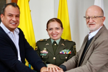 El Gobernador de Caldas, Henry Gutiérrez, y el secretario de Gobierno, Jorge Andrés Gómez, se reunieron con la nueva Comandante del Departamento de Policía Caldas, coronel Rocío Milena Melo Puerto.