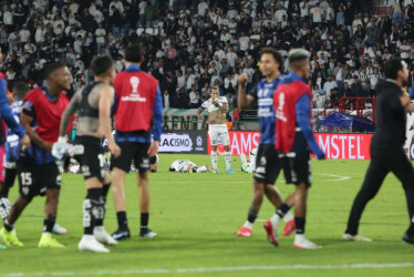 El desconsuelo de Dayro Moreno al fondo, tras la eliminación. El Once Caldas no pudo en el Palogrande con Independiente del Valle.