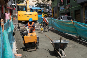 Avanzan las obras de reposición de pavimento en la carrera 20 con calle 17, en el centro de Manizales.