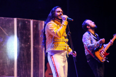 David Camilo Solano, en la voz de 'Llena tu cabeza de rock' y caracterizado como Freddie Mercury.