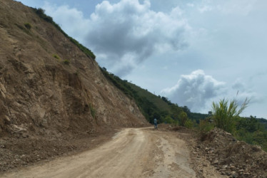 Desde Promueve Más se advierten desafíos técnicos, logísticos, climáticos, por ello se busca el mayor avance de obra en temporada seca. En la foto las dificultades en la vía al Norte de Caldas.