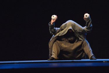 En la noche de este viernes el grupo La Llave Maestra interpretó Pareidolia, la obra inaugural del 57.º Festival Internacional de Teatro de Manizales.