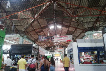 El proyecto para demoler y reconstruir la Plaza de Mercado en Riosucio sacude los cimientos de comerciantes, que temen afectaciones en ventas. La Alcaldía resuelve inquietudes y expone riesgos sanitarios y ante eventuales sismos.