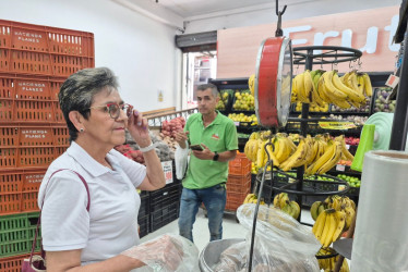 Tres ciudadanos revelan sus sentimientos económicos al mercar en Manizales. LA PATRIA rastrea los precios en el Supermercado del Centro y en la Plaza de Mercado. En la foto, Myriam Hernández, compradora.