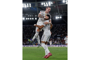 El argentino Franco Mastantuono con Kylian Mbappé. 