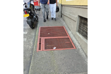 La reja fue pintada hace pocos días.