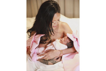 La cantante Rihanna con su hija Rocki. 