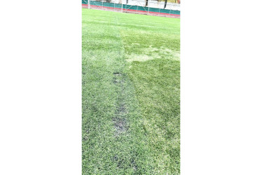 Estos son algunos de los baches que se ven en el tapete de la cancha auxiliar.