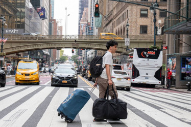 Una persona camina con maletas en el Grand Central Terminal este sábado, en Nueva York (Estados Unidos). 