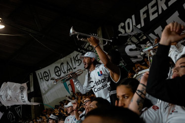 Rubén Alexánder Palacio (c), el hincha que alienta al Once Caldas con su trompeta. Sueño con tener 100 músicos a su lado.