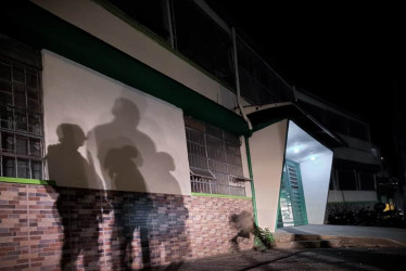 En colegios oficiales de municipios de Caldas, distintos de Manizales, la vigilancia está a cargo de una empresa privada que contrata la Gobernación. En otras sedes es el personal de porteros, de la Secretaría de Educación departamental, el que está pendiente en el día. 