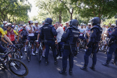 El pelotón de la Vuelta a España se detuvo de manera abrupta a unos 56 kilómetros de la meta debido a los disturbios que se produjeron en varias calles del centro de Madrid, donde los manifestantes propalestinos ocuparon las calzadas y protagonizaron enfrentamientos con la Policía.