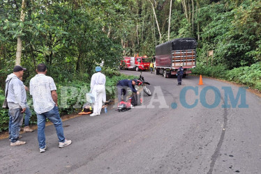 Integrantes del Cuerpo de Bomberos socorrieron al afectado y lo trasladaron en ambulancia del hospital San Rafael.