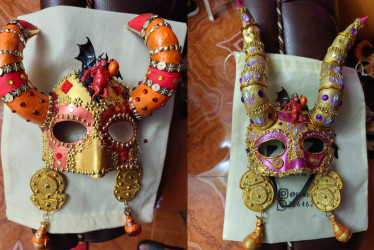 Dos de los antifaces que serán expuestos. 