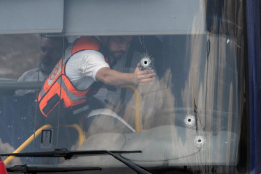 Oficiales israelíes inspeccionan un autobús con agujeros de bala en la escena de un tiroteo en Jerusalén, el 8 de septiembre de 2025.