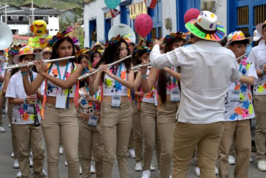 Los músicos de la Institución Educativa Neira durante el desfile que se realizó en Salamina.  