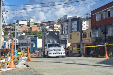Dos vendedores explican cómo conviven con las obras del bulevar de San Jorge, en Manizales. La Alcaldía planea un sendero comercial. La construcción tiene un avance programado del 35,61%, pero su ejecución va en 9,79%.
