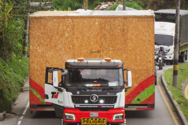 Por Manizales pasaron estas cajas gigantes que llamaron la atención en su trayecto entre Cartagena y Cali.