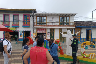 La Policía de Turismo en el municipio de Belalcázar (Caldas) desarrolló con éxito un programa de stand de información turística para turistas y locales