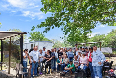 Habitantes de la vereda El Llano de Victoria se capacitan en siembra y manejo de cultivos de cacao.