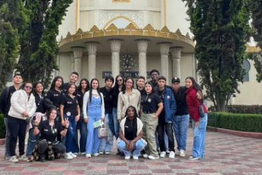  Foto I Cortesía para LA PATRIA  El grupo de Prensa Escuela de la Institución Educativa Técnica Alfonso López (IETAL), de La Dorada, es una de las siete ganadoras, entre 185, de Voces juveniles, convocatoria de periodismo escolar de la U. de Los Andes.