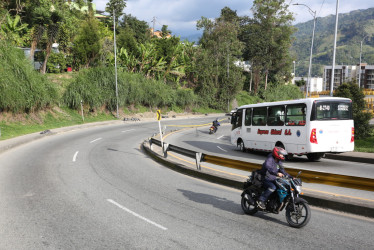 La vía de descenso a la carretera Panamericana es de alto flujo vehicular, donde se evidencia el exceso de velocidad.