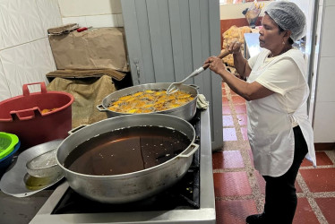 Desde las 2:00 de la mañana se levanta para poder ofrecer en la mañana un producto fresco a sus clientes. Tiene dos grandes sartenes para freír las tortas de chócolo.
