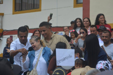 Foto tomada de La voz la historia de la región| LA PATRIA  El recibimiento a Alfredo Odacid Valencia Dovale.