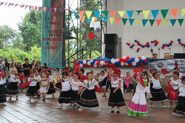 Fotos Cortesía para LA PATRIA  Mucho talento estudiantil. El colegio de La Camelia (antes ENAE) pasó una jornada emotiva con la celebración del Día de la Familia. 