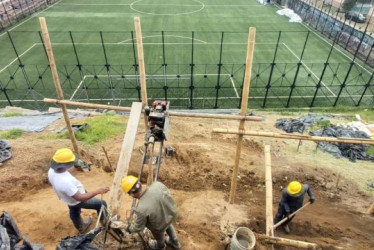El estadio era de arena y durante los trabajos se afectó una ladera que debió ser intervenida para prevenir riesgos.