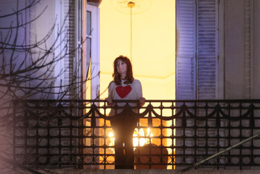 La expresidenta de Argentina Cristina Fernández saluda a sus seguidores tras conocer los resultados de las elecciones legislativas de la provincia de Buenos Aires este domingo, en Buenos Aires (Argentina). 