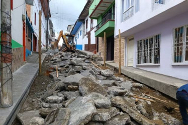 En Caldas continúa la recuperación de vías en mal estado, además del cambio de viejas tuberías. Un pueblo Patrimonio se muestra en evento nacional. Dejan como nueva la cancha. 