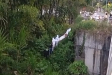 En la quebrada la Víbora, sector del barrio Molivento de Dosquebradas encontraron el cadáver de una persona en avanzado estado de descomposición. 