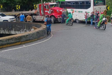 El choque entre la tractomula y el bus fue en esta curva del sector de Sabinas.