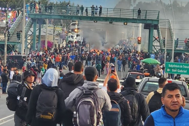 Los hinchas del Once Caldas atravesaron el bloqueo en San Gabriel para llegar a ver al equipo en la Copa Sudamericana. Fue una odisea de 246 kilómetros entre la frontera y Quito.