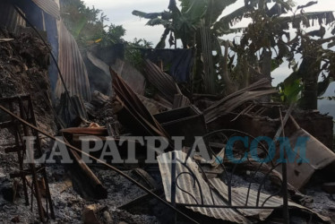 El adulto mayor resultó ileso, aunque su vivienda sufrió pérdida total.
