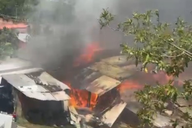 En el barrio Siglo XX de Mistrató (Risaralda) tres familias perdieron sus casas en un voraz incendio. 