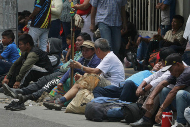 Indígenas del pueblo Motilón Barí participan en una manifestación este lunes, en Cúcuta (Colombia). Unos 900 indígenas de la región del Catatumbo llegaron a la capital de Norte de Santander para pedir a las autoridades que protejan su territorio.
