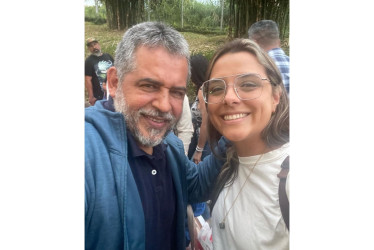  Juliana Gañán Sánchez con el escritor Mario Mendoza  en la Feria del Libro de Pereira del 2024.