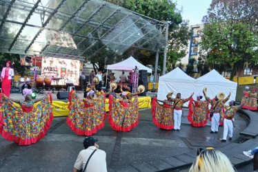 Muestras artísticas en la celebración de la Afrocolombianidad en el parque Ernesto Gutiérrez de Manizales. 