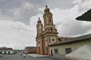 Un grupo de hombres armados, identificados como guerrilleros, asesinó a tiros a tres personas, entre ellos un menor de edad, en la zona rural del municipio colombiano de Ginebra, (Valle del Cauca), informó este sábado el Instituto de Estudios para el Desarrollo y la Paz (Indepaz).  Los hechos, según precisó la ONG, ocurrieron el viernes por la noche, cuando los atacantes, "que se identificaron como guerrilleros", irrumpieron en una vivienda en Ginebra, "sacaron a cuatro personas y las llevaron hasta una vía