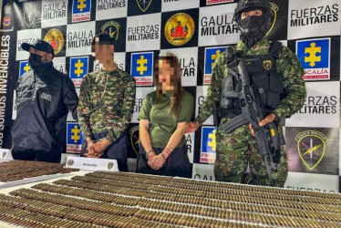 En el lugar de los hechos fueron encontrados 7 fusiles, 21 proveedores, 1.570 cartuchos de diferentes calibres, radios de comunicación, cantimploras, material de intendencia, brazaletes y una valla alusiva a este grupo armado organizado.