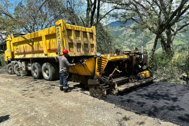 Desde el 17 de octubre del 2023 han intentado pavimentar, sin éxito, 3 kilómetros. 1 año y 6 meses de retrasos y contando. La pavimentación de la Arma (Aguadas, Caldas) - La Pintada (Antioquia) está suspendida por carencia de asfalto. 