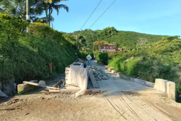 En un municipio de Caldas tardaron casi tres años en construir e inaugurar una placa huella de 940 metros lineales entre las veredas Alto de La Mina y La Quiebra de Naranjal. Fue financiada con dineros del DPS. Un ciudadano celebra que hayan terminado la obra.