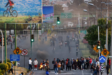 Personas bloquean una vía durante una manifestación este miércoles, en Otavalo (Ecuador). El presidente, Daniel Noboa, aseguró que su país enfrenta "actos de terrorismo disfrazados de protesta". 
