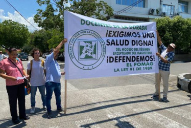  Foto I Cortesía para LA PATRIA  En La Dorada hubo ayer una plantón de maestros para exigir mejores servicios en salud. Para hoy está prevista una marcha. El Fomag responde que tiene los servicios habilitados para la atención en el hospital San Félix, del municipio.