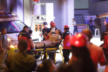 Una mujer herida es trasladada a una ambulancia después de un terremoto en la ciudad de Iloilo, Filipinas, este 30 de septiembre del 2025.