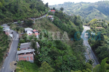 Construyen una salida del atraso: habitantes de la vereda El Arenillo celebran la pavimentación de un tramo vial, a cargo de la Alcaldía de Manizales. Dicen que se reducen riesgos y tiempos de viaje, pero piden atender fallas geológicas y cunetas deterioradas.